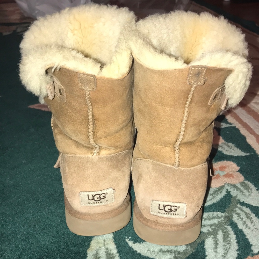 brown short uggs w buckle! classic short dylan